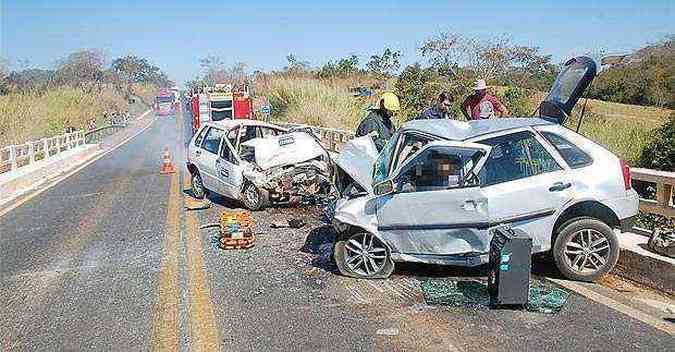 Com o impacto da batida, a frente dos dois veculos ficaram totalmente destrudas(foto: Maurcio Rocha/Patos Hoje)