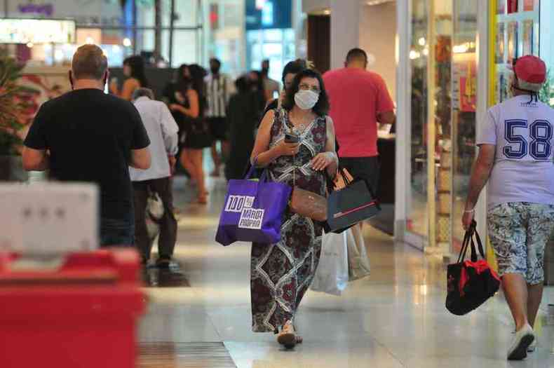 Entre os lojistas de shoppings ouvidos na pesquisa, 67% responderam que o valor mdio das compras caiu (foto: Gladyston Rodrigues/EM/D.A Press)