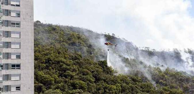 Fogo atinge a regio h sete dias e vm dando trabalho para os militares(foto: Gladyston Rodrigues/EM/D.A Press)