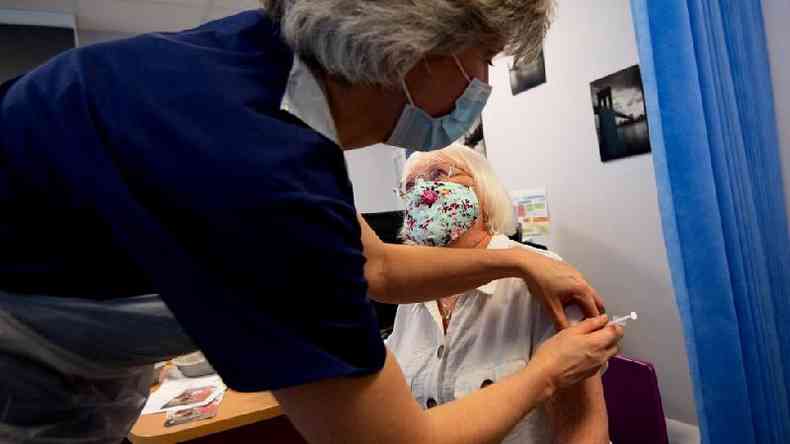 No h evidncias que sugerem que a nova mutao reaja de forma diferente s vacinas(foto: Reuters)