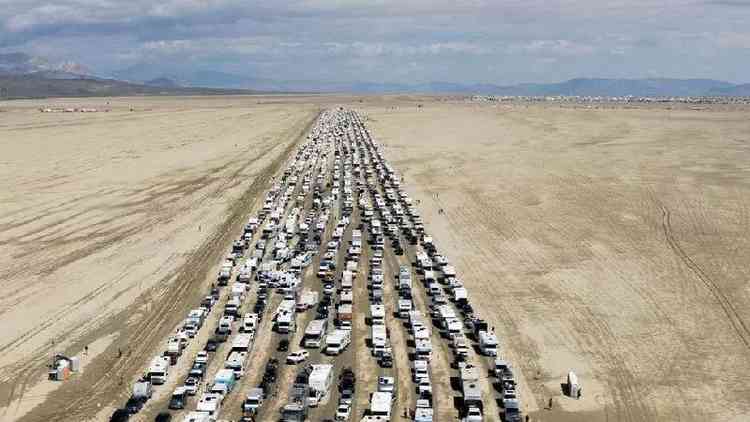 Veculos so vistos saindo do festival Burning Man em Black Rock City, Nevada, EUA, em 4 de setembro de 2023.
