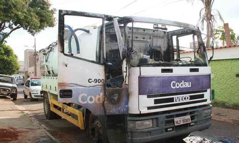 Caminho usado para atuar na rede de esgoto foi um dos veculos incendiados em Uberaba(foto: Jairo Chagas/Jornal da Manh)