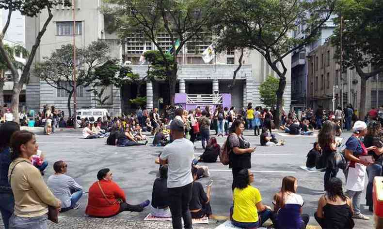 Aps assembleia na Praa da Estao, professores protestaram em frente  sede da prefeitura, na Avenida Afonso Pena(foto: Gladyston Rodrigues/EM/DA Press)