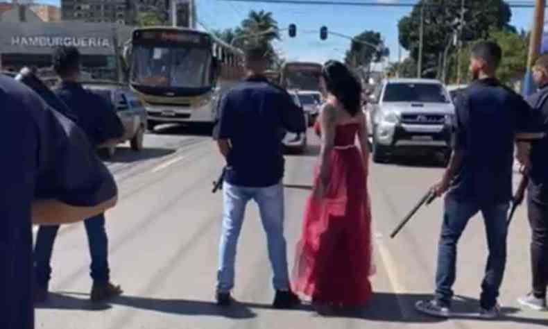 Homens com fuzis param trnsito em Braslia para mulher passar 
