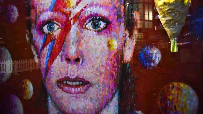 Grafite de David Bowie com os olhos com cores diferentes