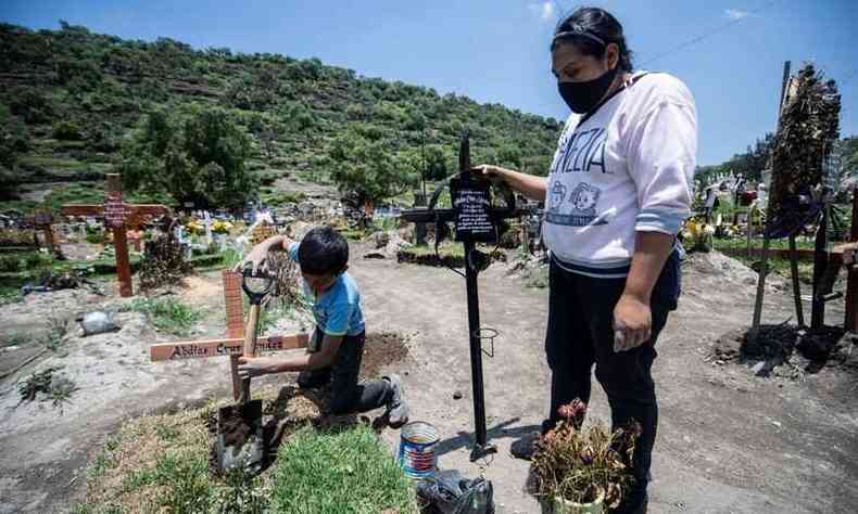 Familiares tiveram que fazer enterros rpidos e ntimos por causa da pandemia(foto: Pedro Pardo/AFP)