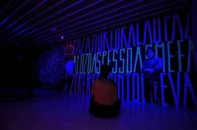 inscries de palavras relacionadas ao Clube da Esquina, como travessia, em ambiente azulado na galeria do Minas Tnis Clube