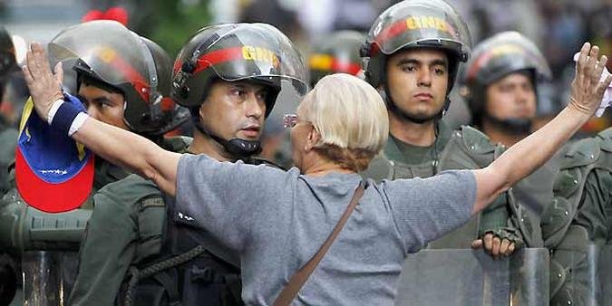 Policiamento foi refor�ado nas ruas de caracas depois do in�cio dos protestos(foto: Carlos Garcia Rawlins/Reuters)