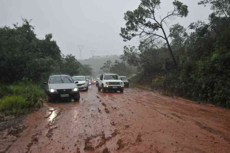 Estrada de terra virou pura lama com as chuvas e dificulta o trânsito dos carros que fugiram do fechamento da BR-040