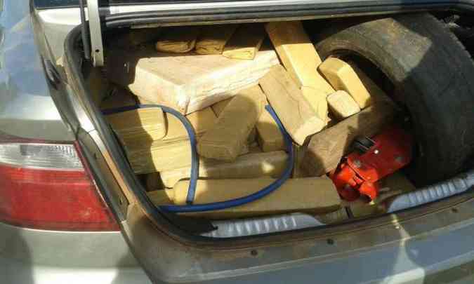 Diversos tabletes foram encontrados no porta-malas do veculo(foto: Polcia Militar Rodoviria (PMRv) / Divulgao)