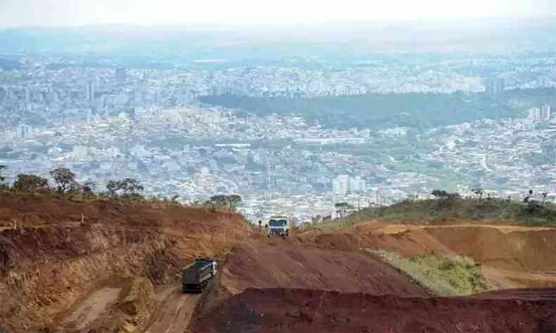 Vista do alto de lavra de minério de ferro Mina Boa Vista Gute Sicht; cidade de Sabará ao fundo 