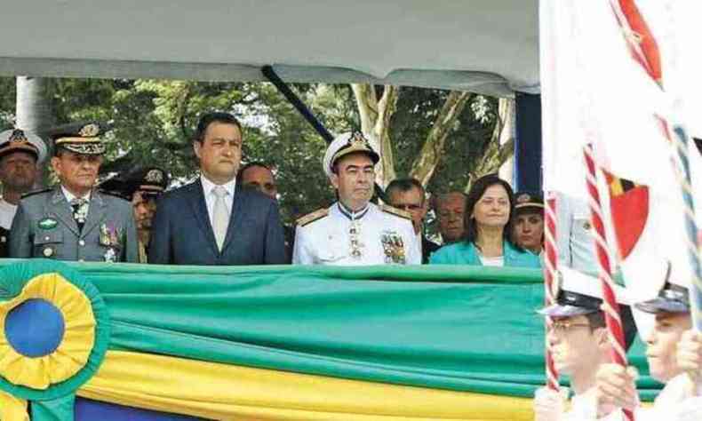 Rui Costa, governador da Bahia, em um palanque assistindo  desfile