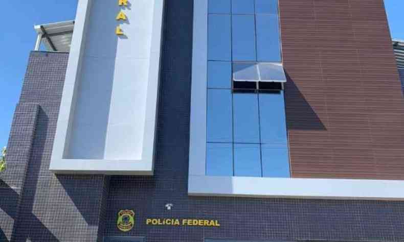 Foto mostra fachada da delegacia da Polcia federal em Montes Claros 