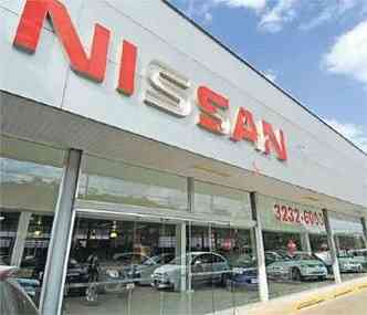 Em loja da Nissan, vidros da fachada foram repostos, mas logotipo semidestrudo lembra o prejuzo(foto: Beto Magalhes/Em/D.a Press )