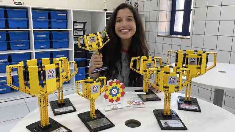 Ana Júlia com seus prêmios de robótica