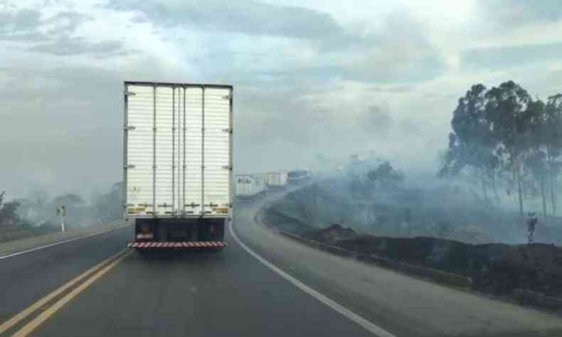 Devido  fumaa, a visibilidade para quem passava pelo local foi prejudicada(foto: Corpo de Bombeiros/ divulgao )