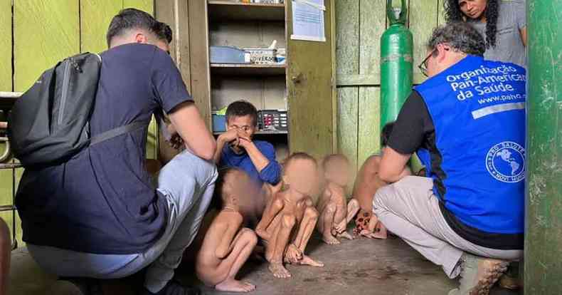 Desnutridas, crianas ianonmis recebem atendimento de agentes do ministrio da Sade, em Roraima