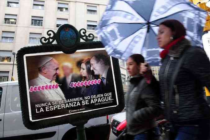 Registro de encontro de Francisco com Cristina Kirchner ocorrido durante a visita do Pontfice no Brasil  divulgado amplamente em campanha eleitoral na Argentina(foto: STR / AFP)