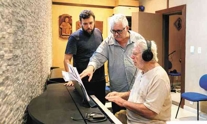 Osmar Milito (ao piano) e os parceiros Dalwton Moura e Luciano Franco em gravao realizada antes da pandemia (foto: Paulo Winz/divulgao)