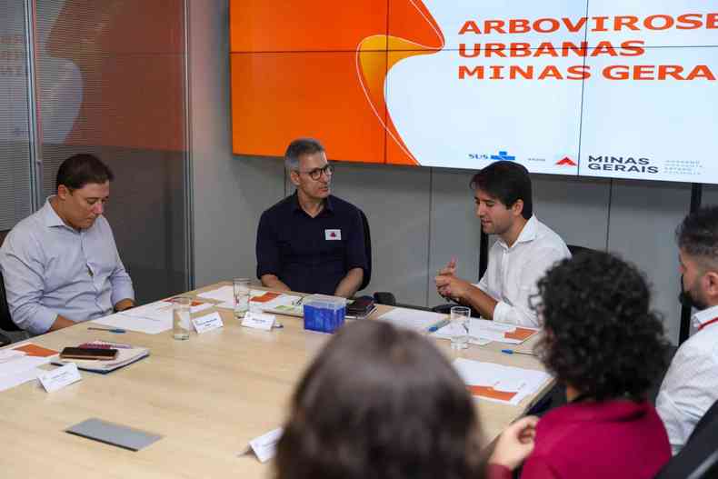 Romeu Zema e Fbio Baccheretti em coletiva de imprensa sobre a dengue em Minas Gerais