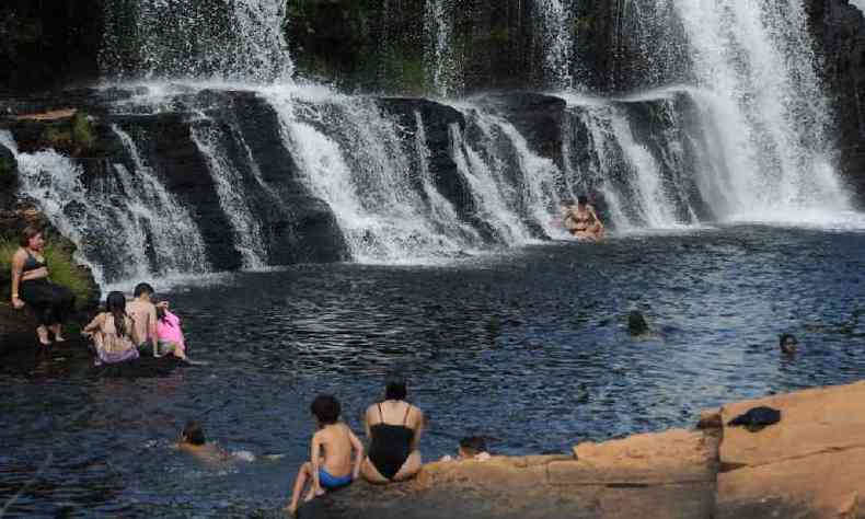 Movimento na Cachoeira Grande, na Serra do Cip, foi menor do que em fins de semana de muito sol(foto: Tlio Santos/EM/D.A Press)