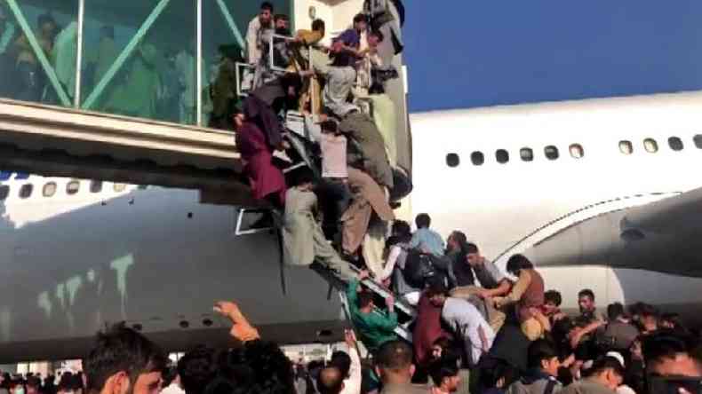 Cenas de centenas afegos pendurados a avies na tentativa de deixar o pas rodaram o mundo desde a chegada do Taleb  capital Cabul(foto: BBC)