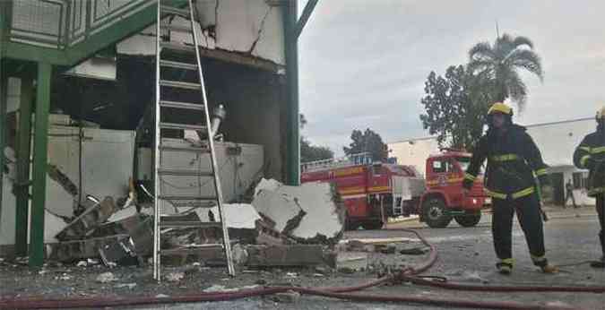 Parte da parede ao lado da estufa foi destruda com o impacto(foto: Corpo de Bombeiros/Divulgao)