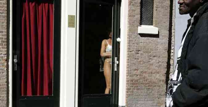 Janela com prostituta no Distrito Vermelho, de Amsterd(foto: AFP PHOTO FILES ANP - TOUSSAINT KLUITERS / NETHERLANDS OUT )