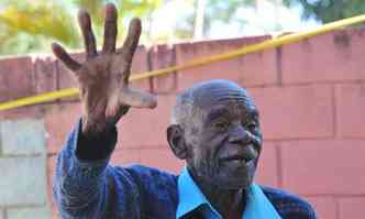 Geraldo Teles, de 100 anos,  o morador mais antigo de Pinhes: ele mora perto de gruta em que a av, escrava, escondia os filhos. 
