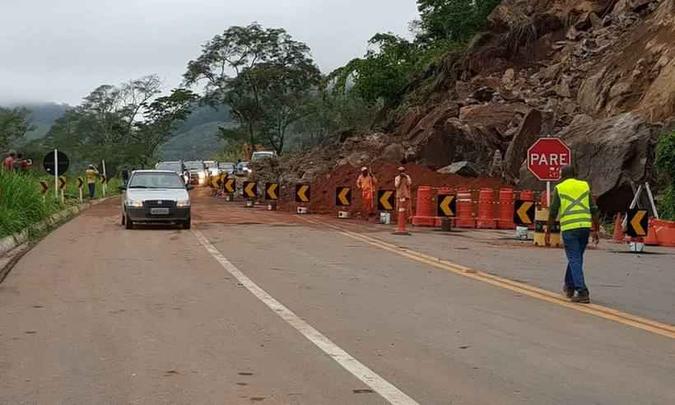 Pista chegou a ficar interditada devido a escorregamento de encosta(foto: PRF/Divulgação) Pista chegou a ficar interditada devido a escorregamento de encosta(foto: PRF/Divulgação)