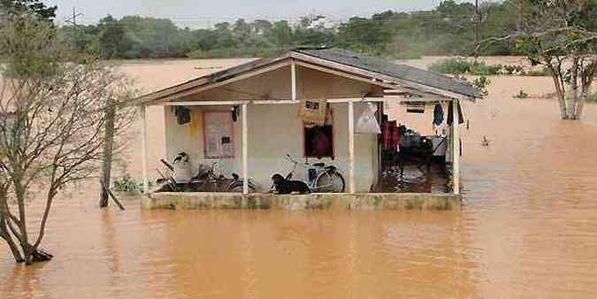 Situao das casas que ficam prximas ao Rio Doce, na cidade de Linhares(foto: Wilton Junior/GW2 Notcias/Agncia O Globo)