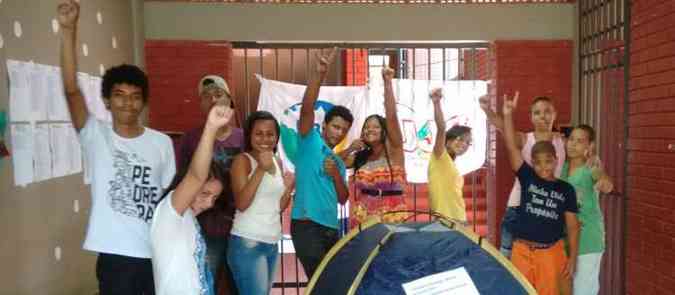 Estudantes esto acampados na instituio desde a noite de tera-feira(foto: Ubes/Divulgao)