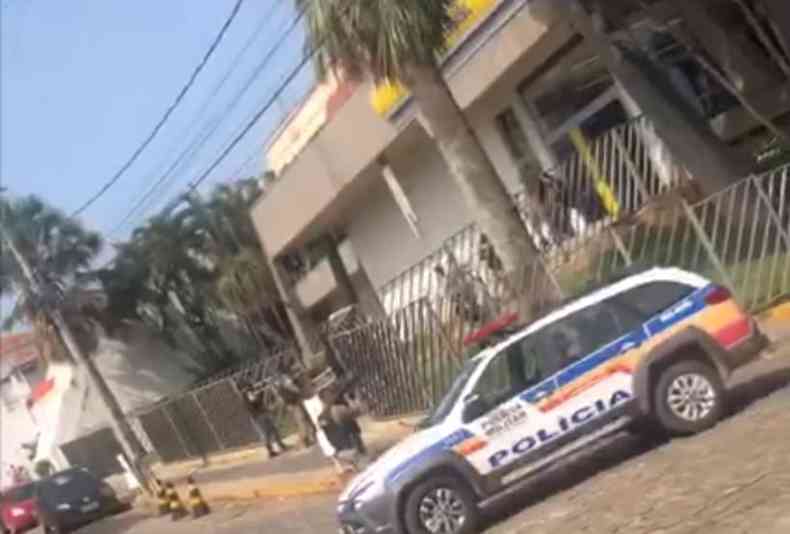 Polícia Militar durante retirada do assaltante de 16 anos que mantinha reféns os funcionários do banco