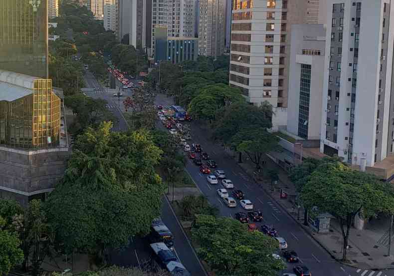 Centenas de carros ocuparam a Avenida Afonso Pena, no Centro de BH