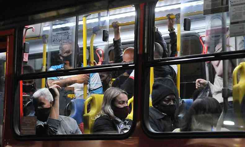 Apesar dos riscos de contaminao pela COVID-19, veculos ainda circulam lotados na cidade: o conforto dos passageiros ser tema de discusso no grupo (foto: Marcos Vieira/EM/D.A Press)