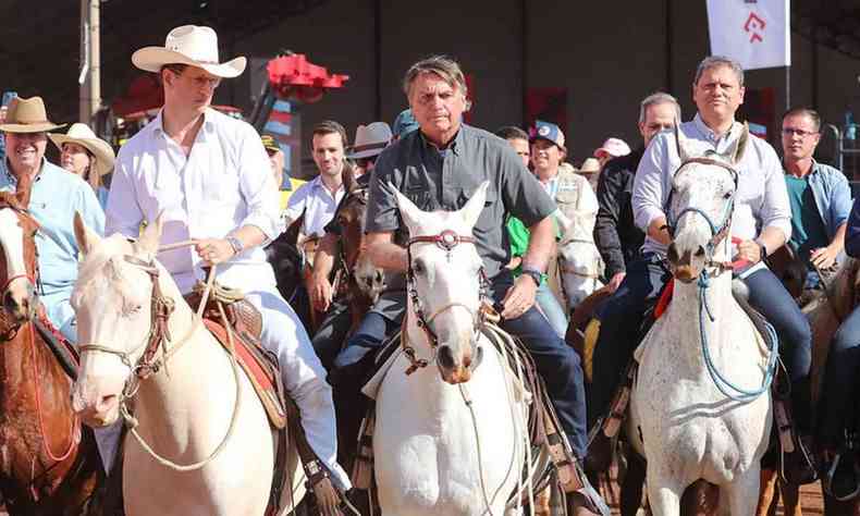 Ricardo Salles, Bolsonaro e Tarcísio de Freitas a cavalo
