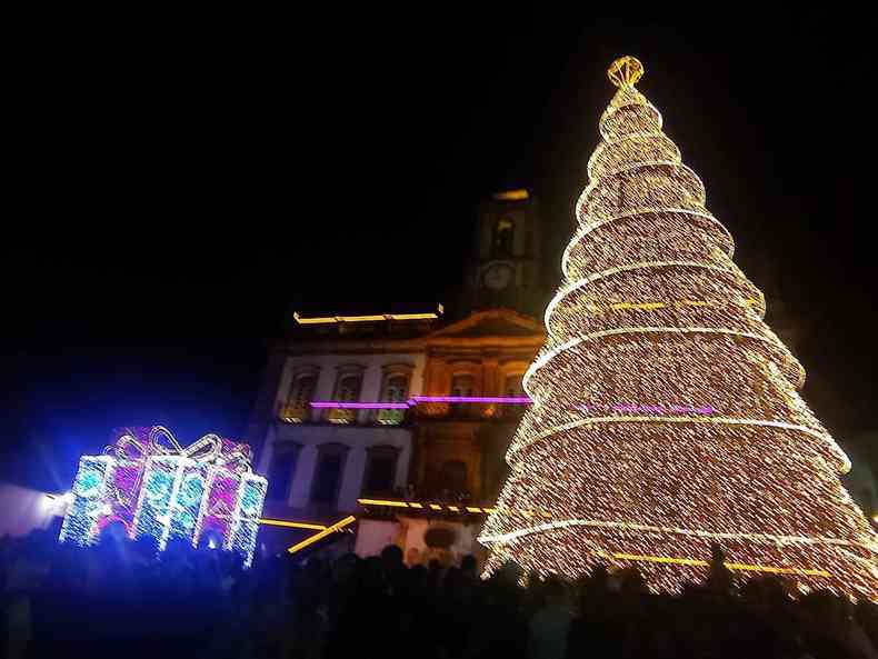 Árvore de 18m de altura é destaque em Natal de Luz de Ouro Preto - Gerais -  Estado de Minas