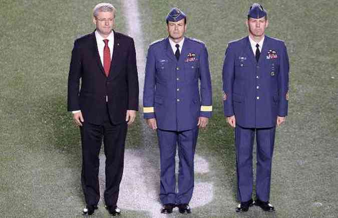 Primeiro-ministro do Canad e chefes de defesa participam, durante jogo de 