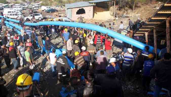 Bombeiros, trabalhadores e curiosos se aglomeram numa entrada da mina, situada 500 km ao sul da capital Ancara, na provncia de Karaman(foto: IHLAS NEWS AGENCY/AFP)