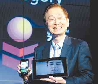 Jonney Shih, presidente da Asus, mostra o padfone da empresa, um tablet clssico com conexo para celular. Para Shih, fronteiras entre um e outro aparelho esto prestes a desaparecer
