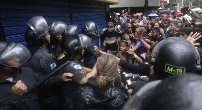Manifestantes confrontam a polcia aps enterro de DG(foto: Ricardo Moraes/Reuters)
