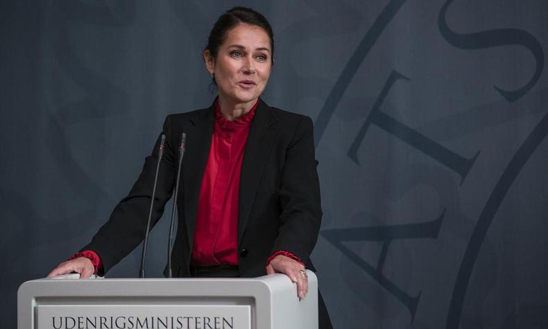 Vestindo palet escuro e blusa vermelha, a atriz Sidse Babett Knudsen, como Birgitte Nyborg, faz discurso em palanque em cena da quarta temporada de Borgen