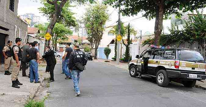 A percia compareceu ao local onde aconteceu o crime para tentar encontrar indcios que possam levar at os criminosos(foto: Euler Junior/EM/D.A.Press)