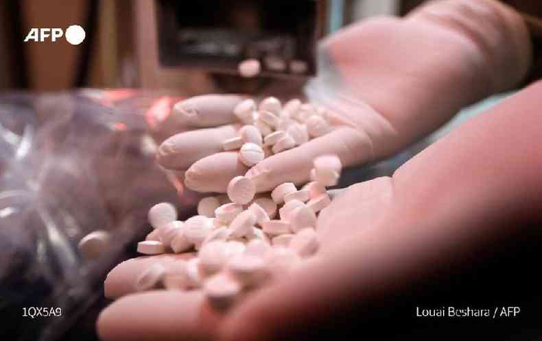 Funcionrio de fbrica de farmacutica sria mostra comprimidos de hidroxicloroquina, em Homs, em 28 de abril de 2020