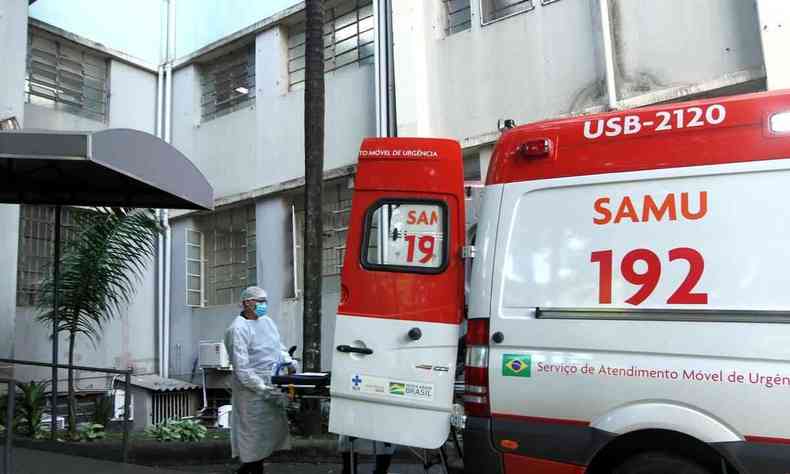 Ambulncia chegando na portaria Ala C, da Santa Casa de Belo Horizonte