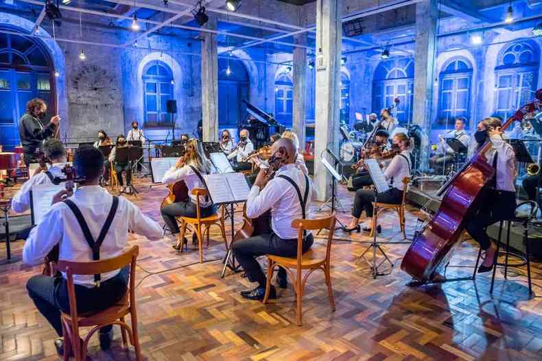Integrantes da Orquestra Ouro Preto tocam instrumentos