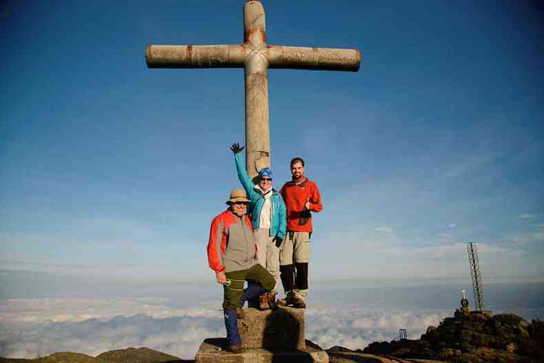 Eduardo, Adriana e Andr Gribel no topo do Pico da Bandeira(foto: Marcelo Andr/Divulgao %u2013 2/4/15)
