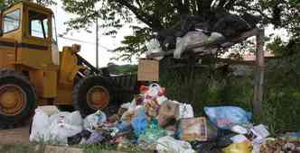 Alguns prefeitos no renovam os contratos de coleta de lixo, que ficou acumulado nas ruas (foto: Edsio Ferreira/EM/DA Press)