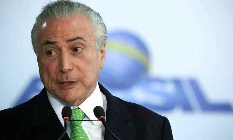 Michel Temer fala ao microfone 