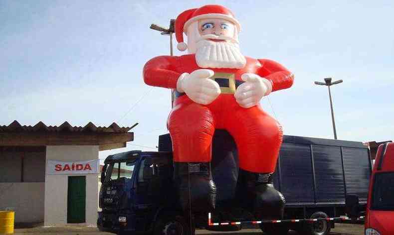 Papai Noel inflvel tem oito metros e pesa 200 kg (foto: WhatsApp/Reproduo)